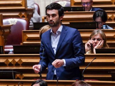 Governo tem aumentado salário mínimo resistindo à “política do medo” espalhada pela direita