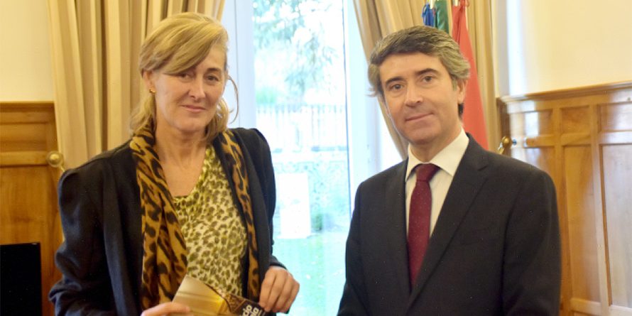 Secretário-geral adjunto do PS e Embaixadora de Espanha analisam formas de intensificar diálogo entre os dois países