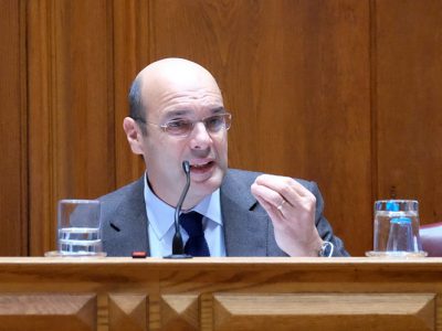 Aumento do investimento com redução do endividamento das empresas é “feito inédito” no país