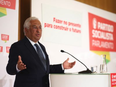 Só quem tem pressa em pôr fim à legislatura pode querer tudo já