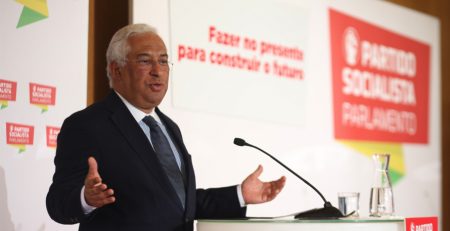 Só quem tem pressa em pôr fim à legislatura pode querer tudo já