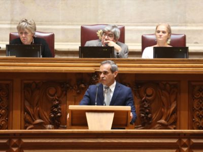 “Ruído histriónico” da oposição não apaga trajeto bem-sucedido do Governo no investimento público