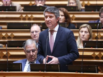 Descentralização coloca o poder ao serviço das pessoas e das instituições locais