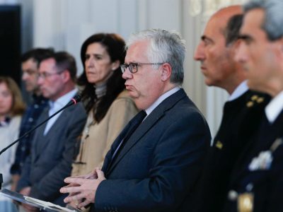 Governo proíbe eventos com mais de 100 pessoas e define restrições em espaços comerciais