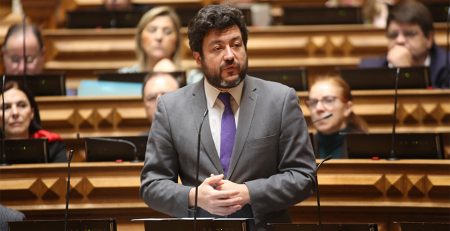 Estado de emergência não impede a democracia de funcionar