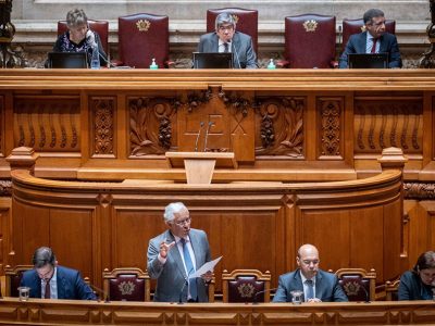 Calendário de "desconfinamento" apresentado ao país no final de abril
