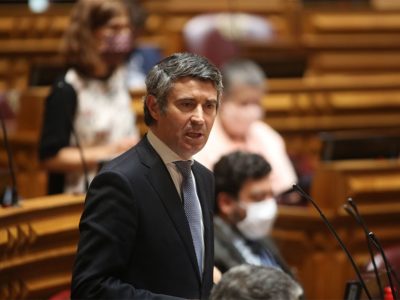Necessidades económicas e sociais continuam a exigir compromisso de todos os partidos