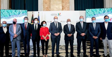 António Costa convida portugueses a aproveitarem ‘cá dentro’ o melhor destino turístico do mundo