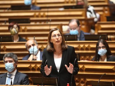 Ana Catarina Mendes destaca orçamento “sem cortes” para relançar a economia e proteger o emprego