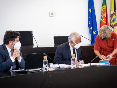 Resultados positivos no combate à pandemia desaconselham aligeirar medidas de contenção