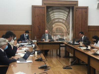 Governo vai adquirir novos manuais escolares para distribuir no próximo ano letivo