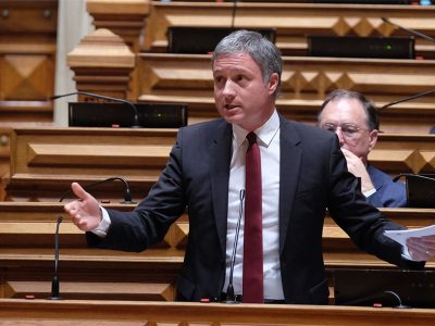 Governo segue o caminho correto ao “salvar empresas e postos de trabalho”