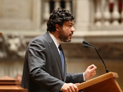 Parlamento aprova estado de emergência “equilibrado e adequado” à situação que país enfrenta
