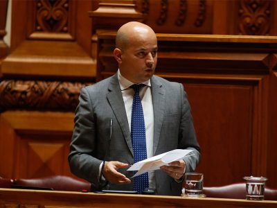 "Não acrescentar crise à crise" é uma prioridade para 2021