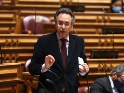 PS critica cedências à demagogia e garante que crise só se vence com coesão e empenho de todos