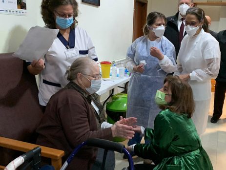Portugal inicia vacinação de 200 mil pessoas nos lares