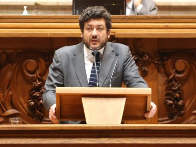 Mais de dez mil contágios num dia evidenciam que ainda não é tempo de aligeirar medidas