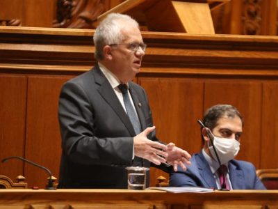 Governo critica “demagogia” da direita e avança atribuição de mais de 300 mil doses da vacina