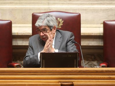 PS propõe vacinação prioritária para presidente e vice-presidentes da AR