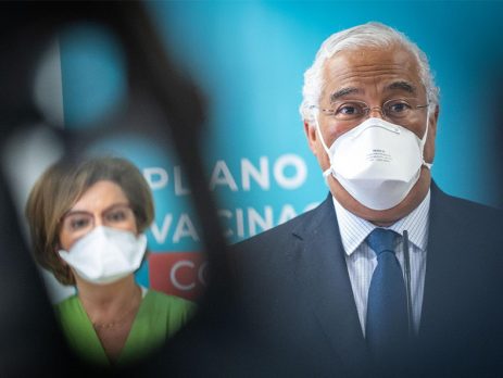 António Costa e presidente da Comissão pedem mobilização para aumento da produção de vacinas