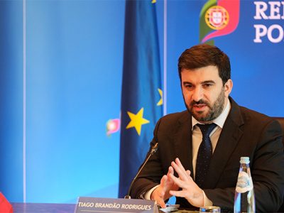 Governo aprova compra adicional de mais 15 mil computadores para alunos