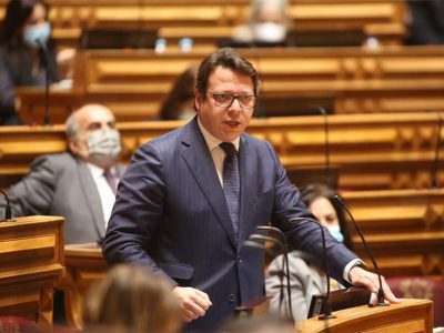 Tentativas de “encontrar brechas” para ataque político não ajudam o país a combater a pandemia