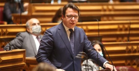 Tentativas de “encontrar brechas” para ataque político não ajudam o país a combater a pandemia