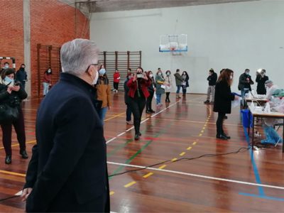 Todos os profissionais das escolas e alunos do secundário vão ser testados