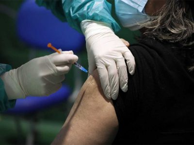 Professores e funcionários começam a ser vacinados no fim de semana