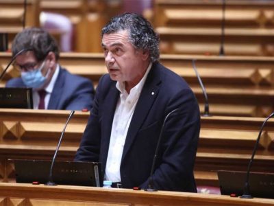 Governo português tem defendido produção “diversificada” e “distribuição equitativa” das vacinas