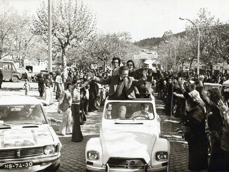 Mário Soares, José Luís Nunes e António Macedo no Porto, em ação de campanha do Partido Socialista para as eleições legislativas de 1976. Arquivo Histórico do Partido Socialista.
