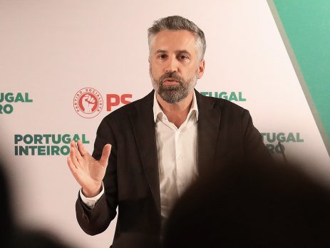Eleições directas no PS: Pedro Nuno Santos em vantagem, Carneiro soma  apoios de peso, PS
