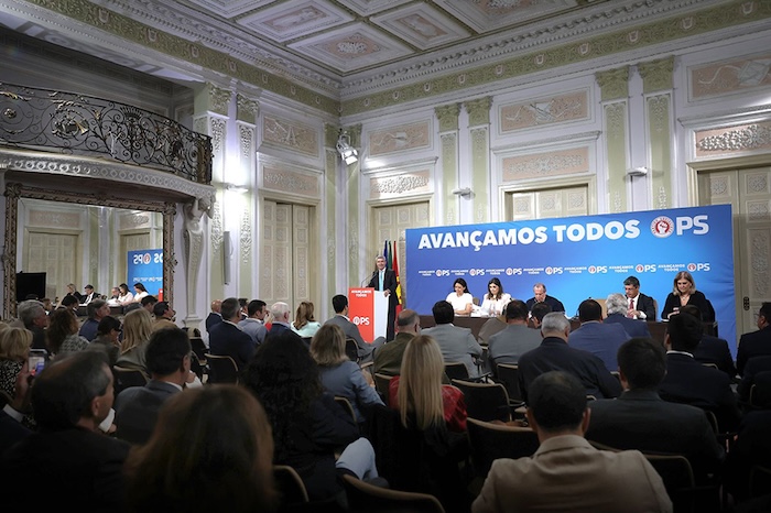 Meeting of the Socialist Party's national political committee at party headquarters in Lisbon, with an 'Avançamos todos' backdrop